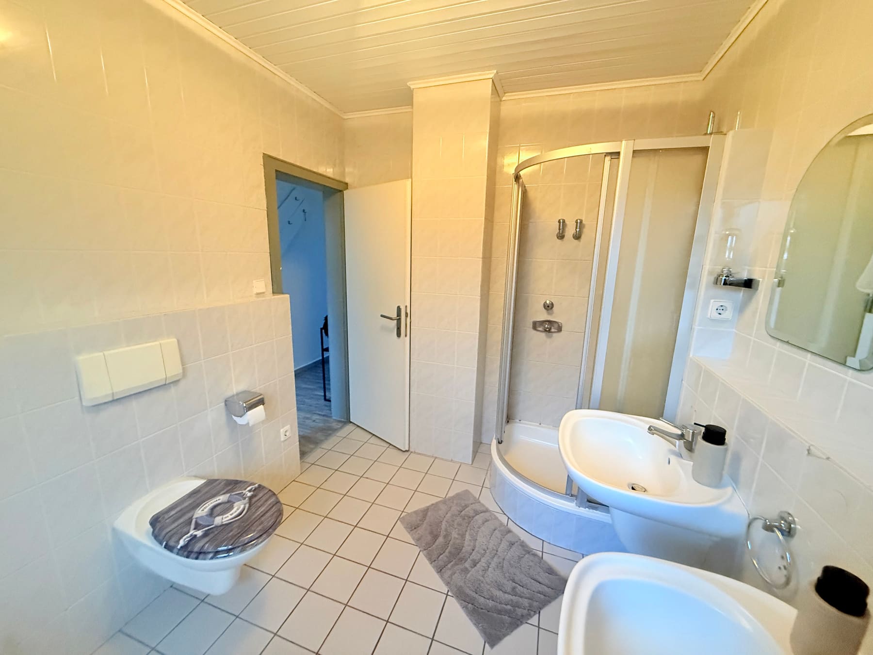 Badezimmer mit Dusche und Waschbecken