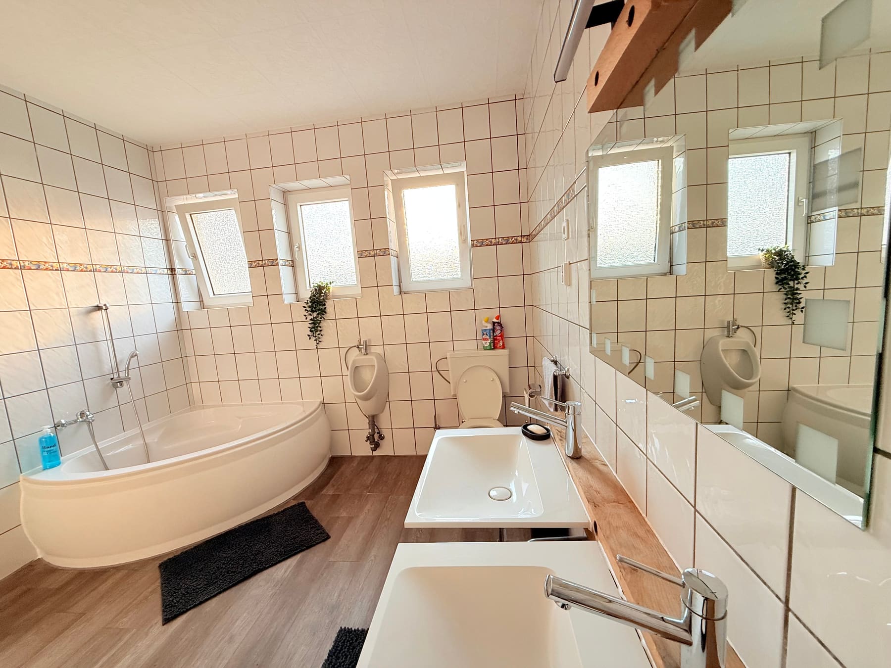 Badezimmer mit Badewanne und Dusche