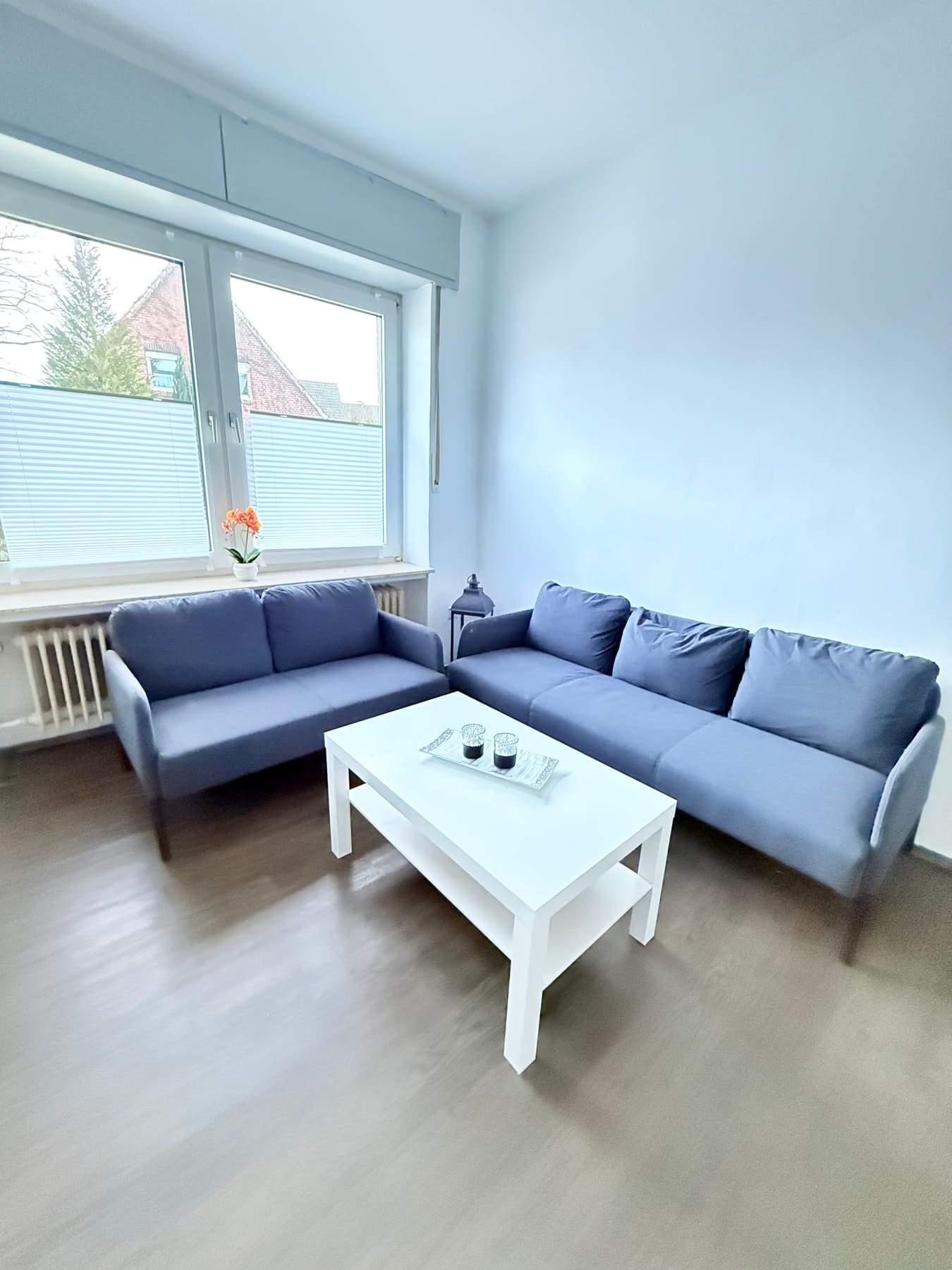 Wohnzimmer mit zwei Sofas, Couchtisch und Fernseher